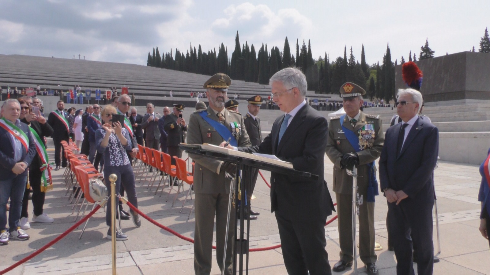 Immagine per Il ministro Franco a Redipuglia: «Impensabile una guerra in Europa»